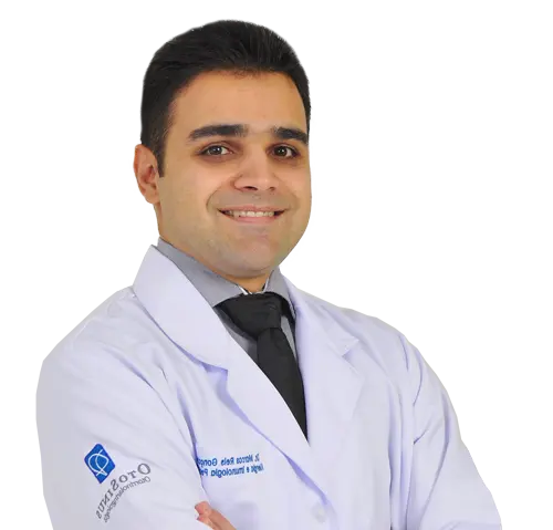 Dr. Marcos Gonçalves no consultório